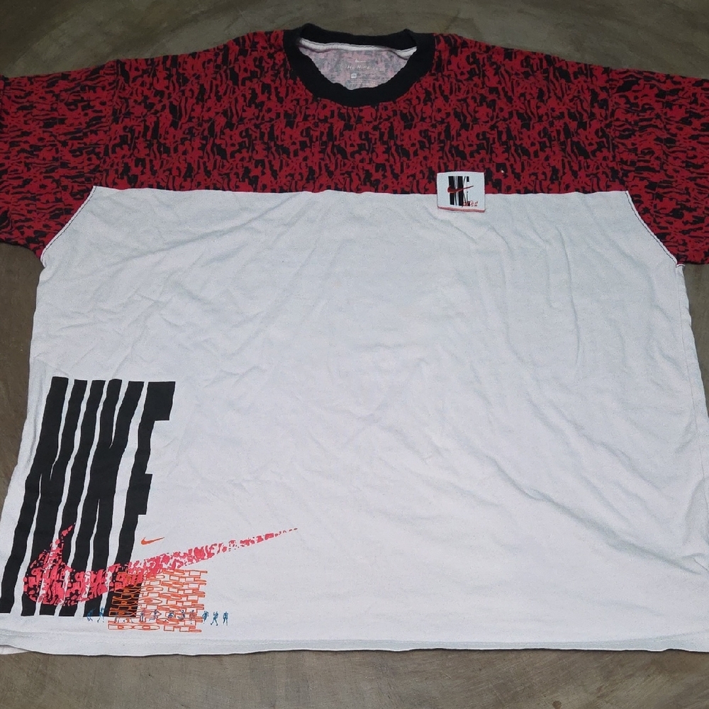 Nike Men's Red and White Short Sleeve Tee